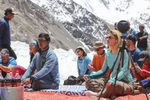 Alpinistas meditando antes do ataque ao cume do K2 (Divulgação Karina Oliani)