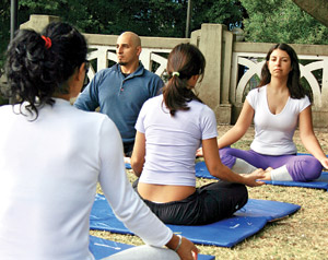 Moradores têm aulas de ioga